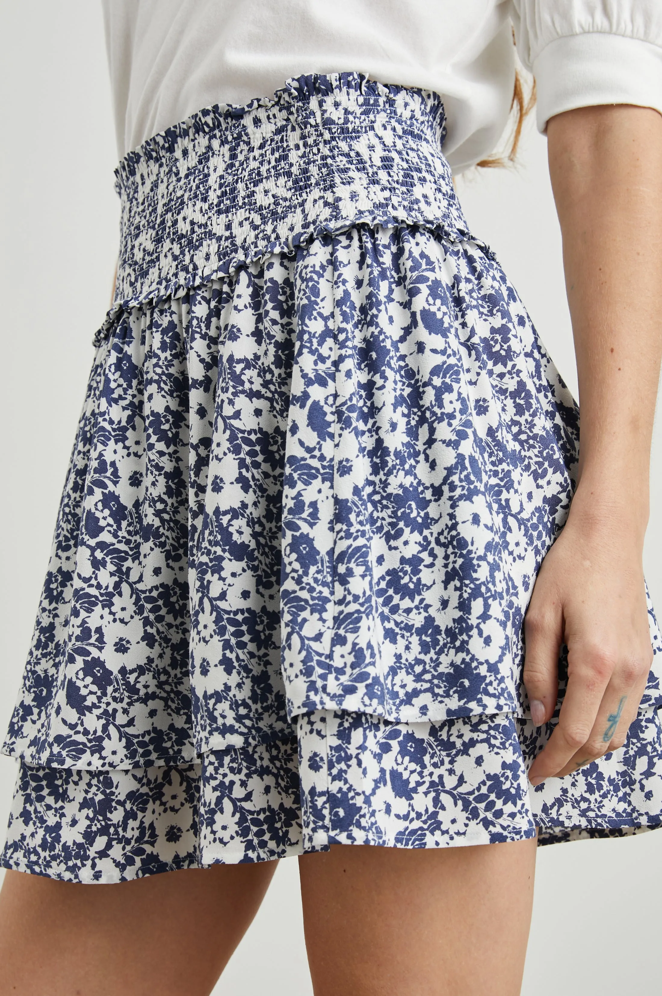 ADDISON SKIRT - NAVY WHITE TEXTURE FLORAL Rails