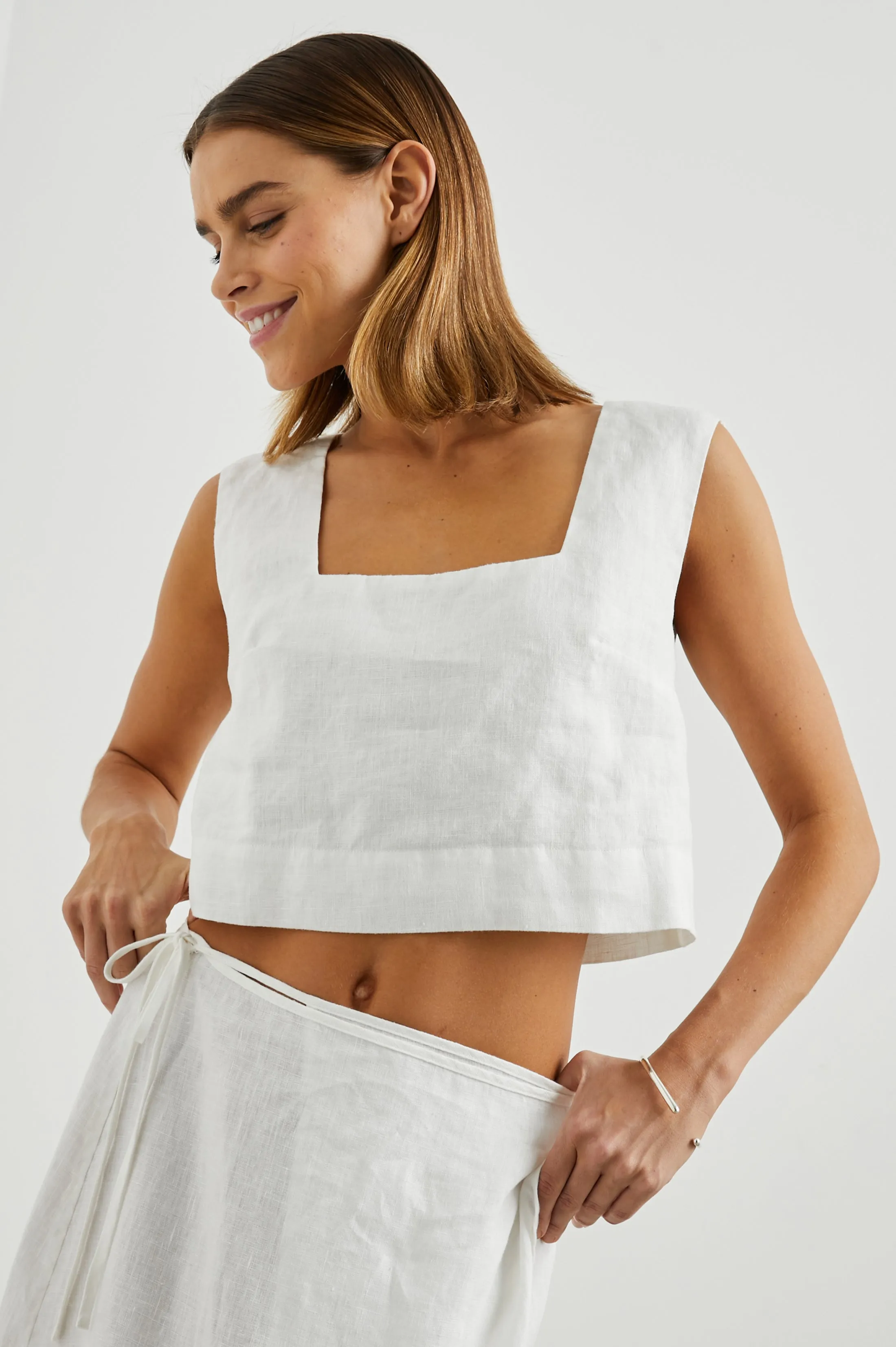 AKIRA TOP - WHITE Rails