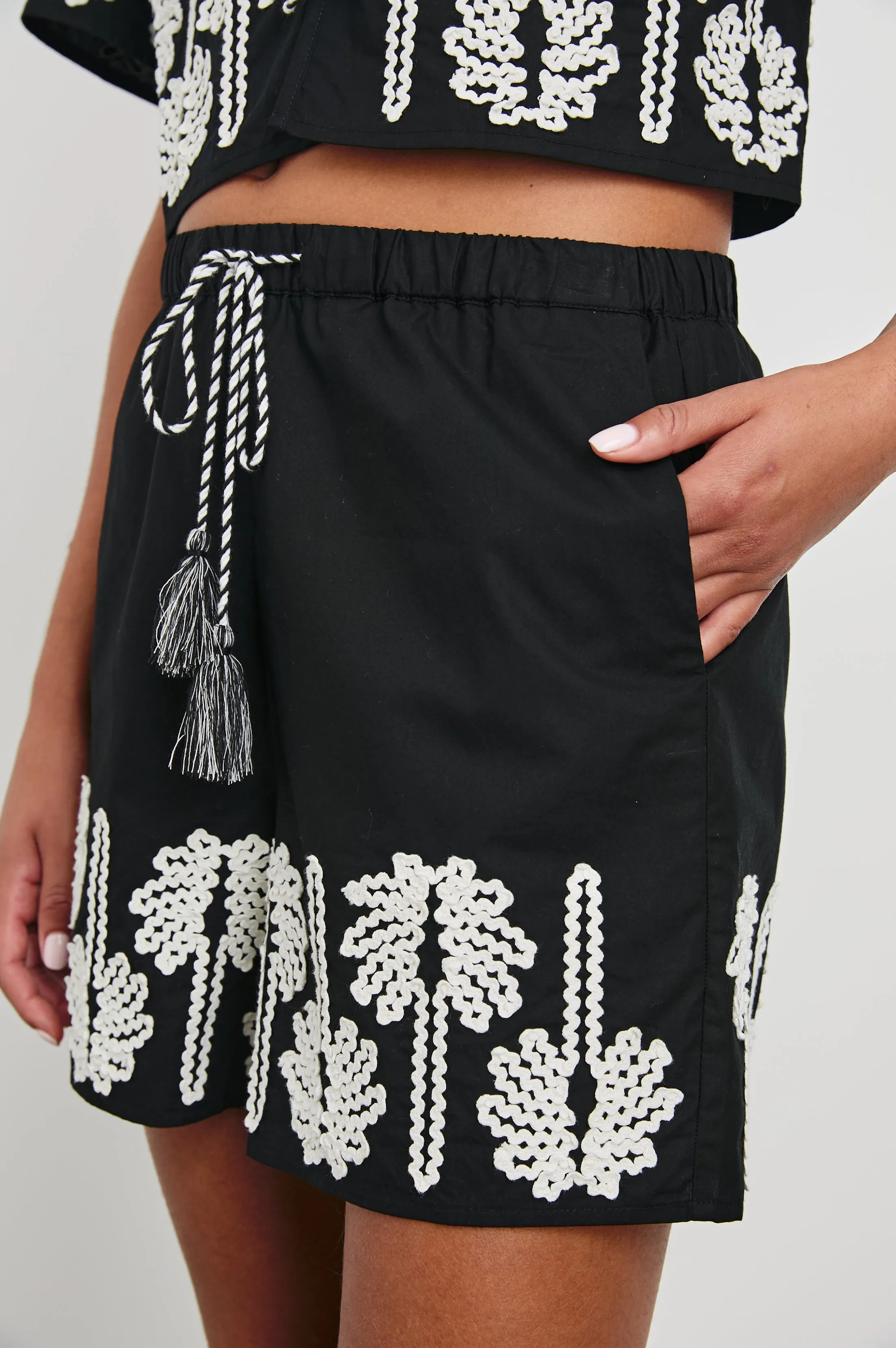 ARMANDA SHORT - BLACK IVORY PALM TREES Rails