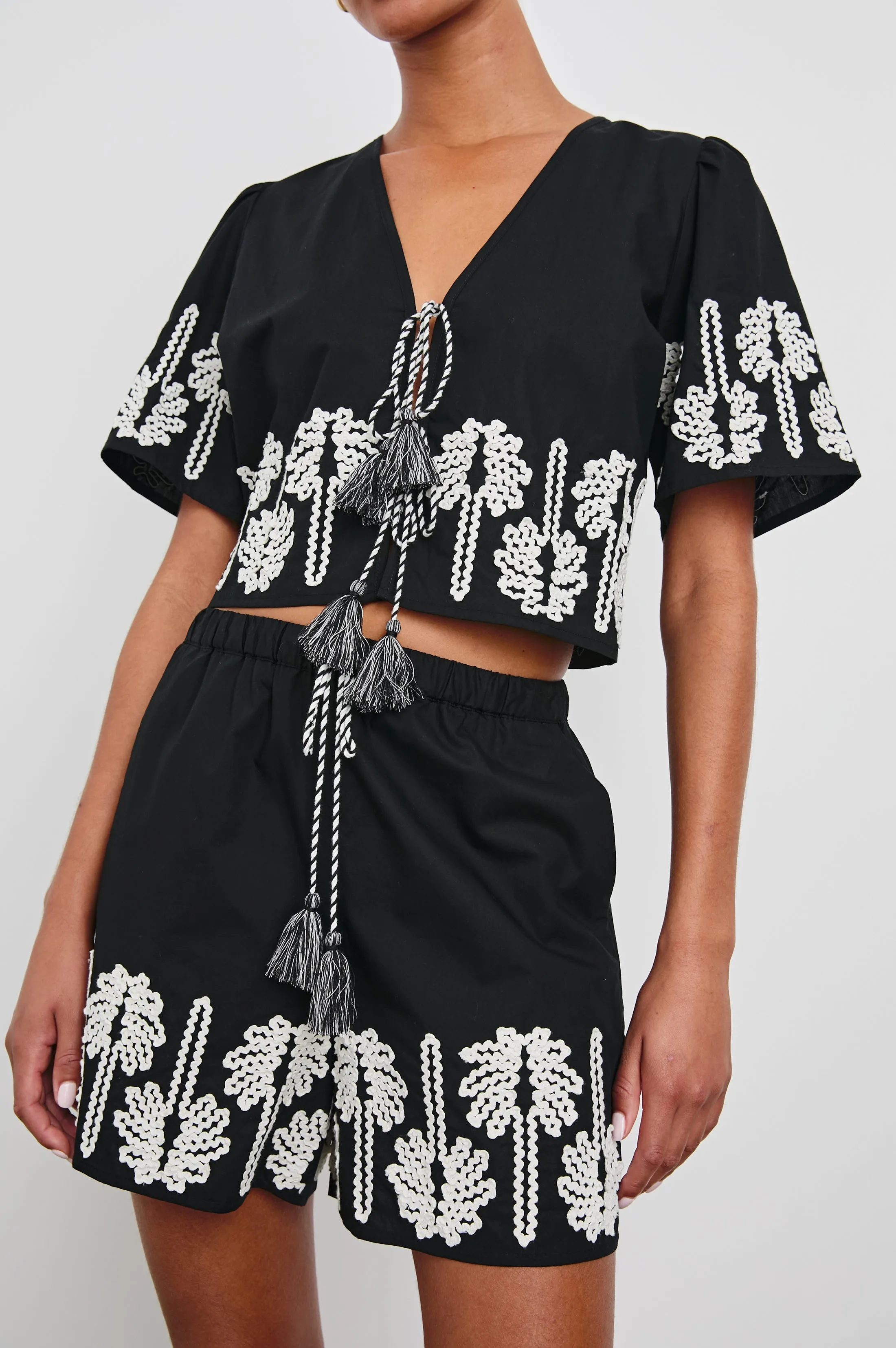 ARMANDA SHORT - BLACK IVORY PALM TREES Rails