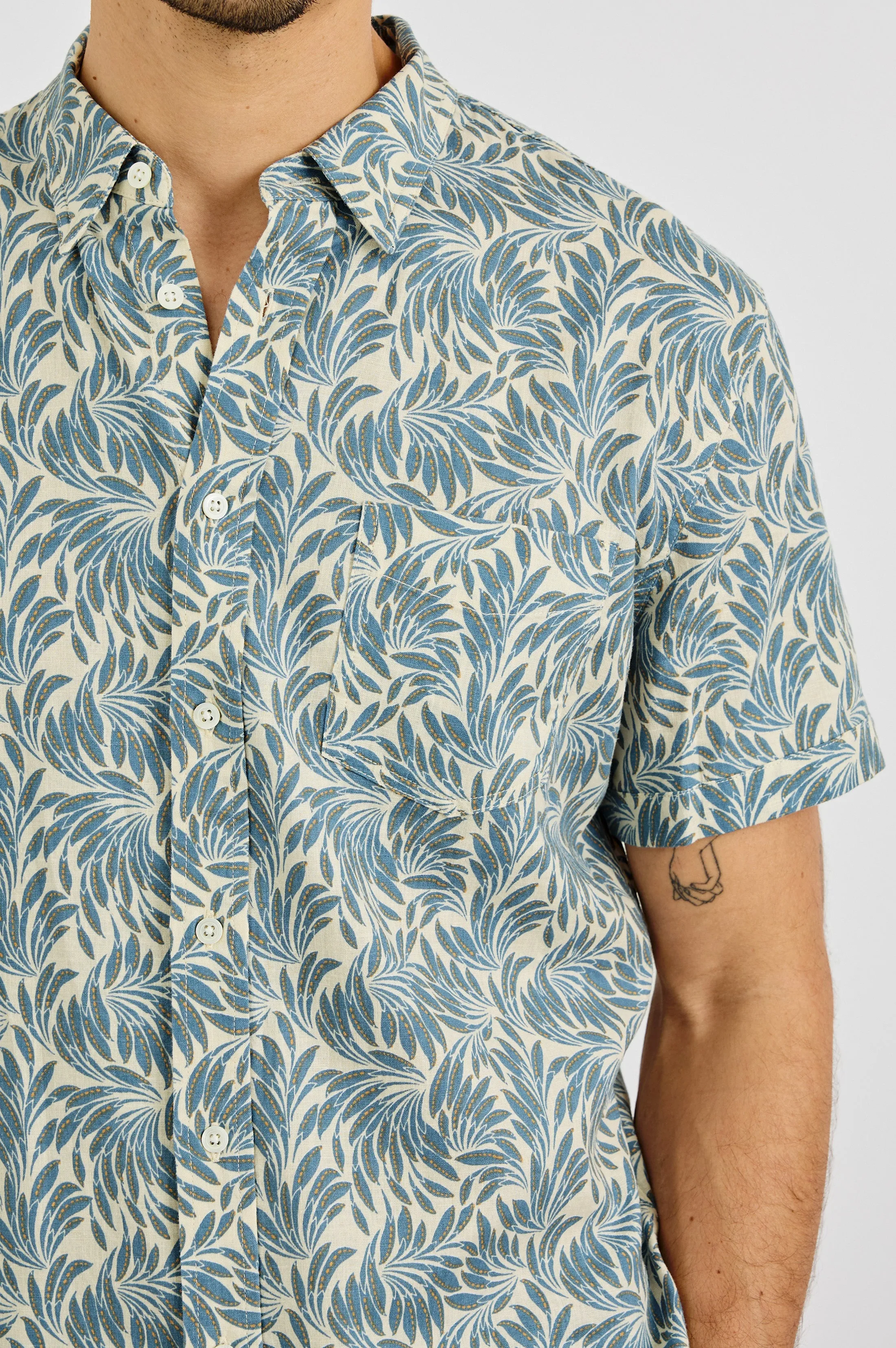 CARSON SHIRT - ECRU BANANA LEAF Rails