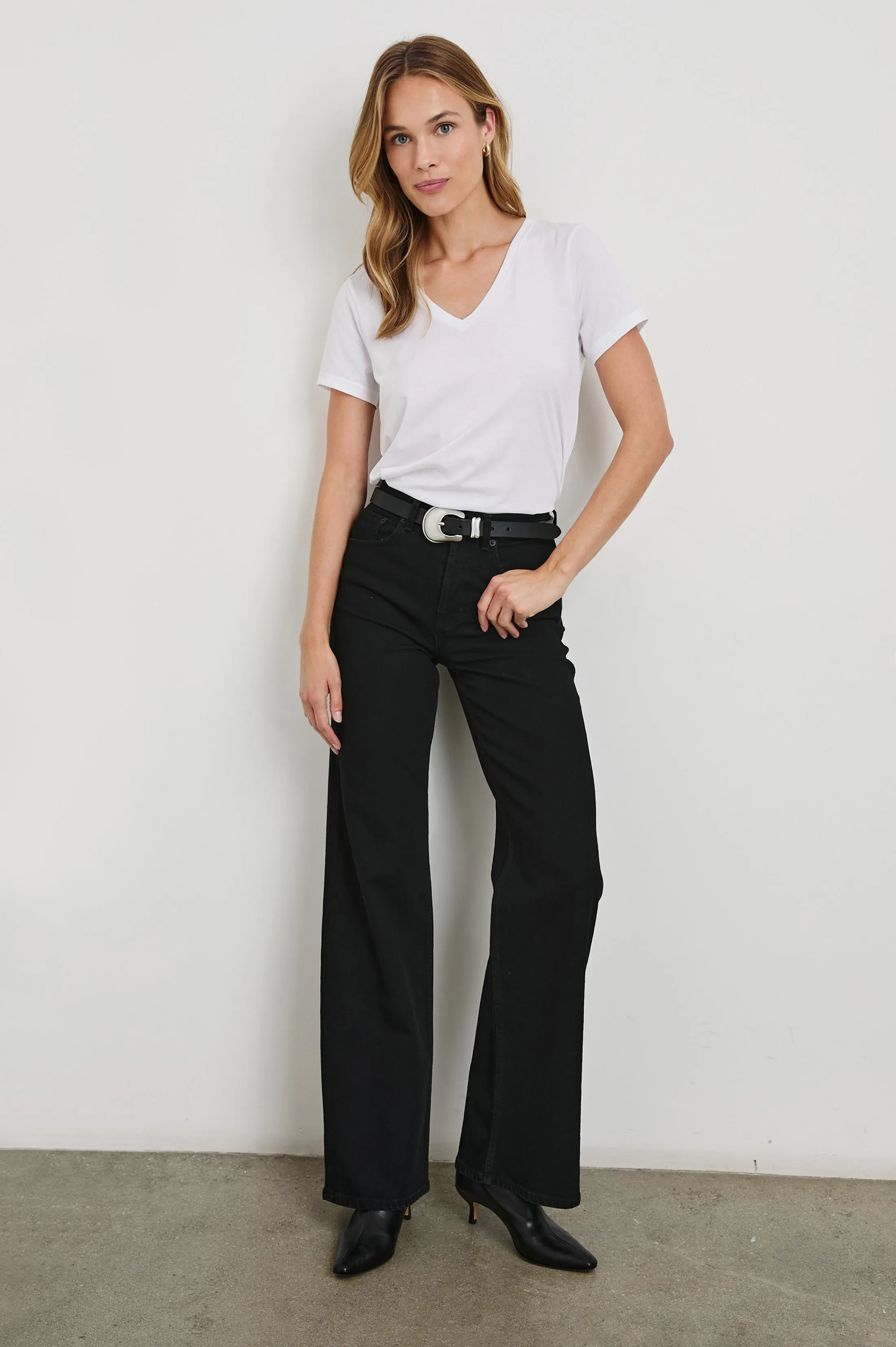 CLASSIC V NECK T-SHIRT - WHITE Rails