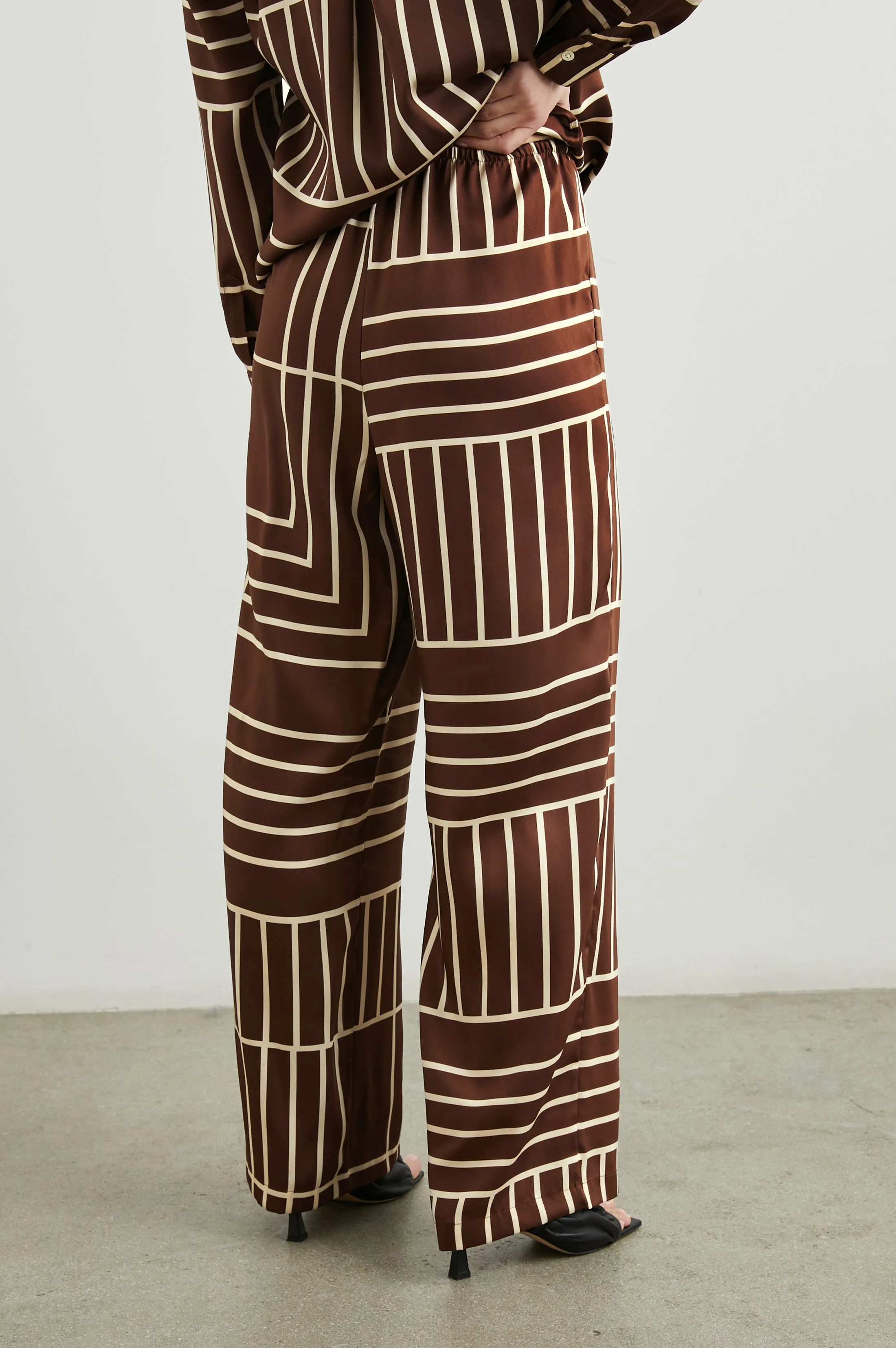 DAMANI PANT - BROWN LINE ART Rails