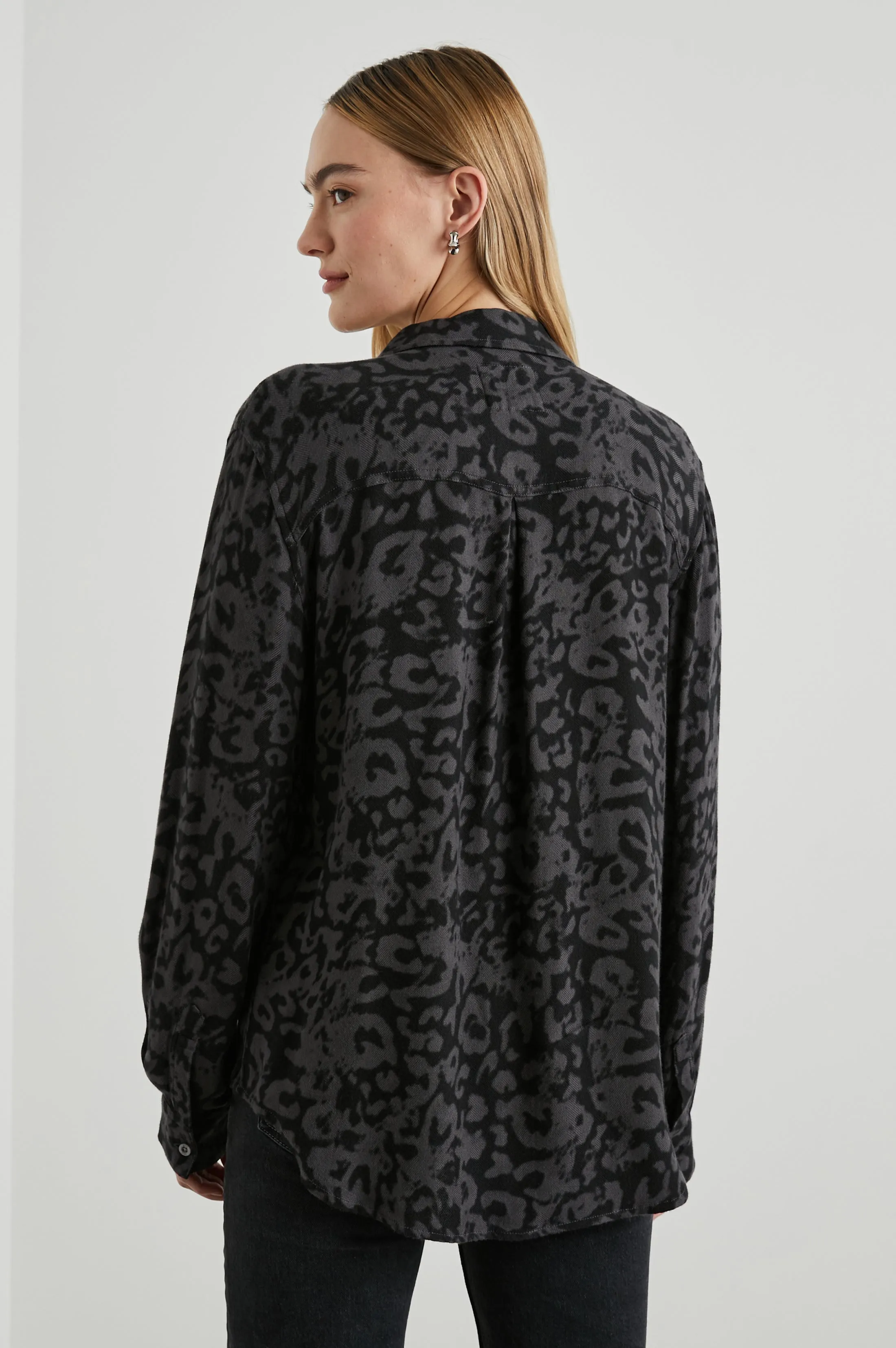 HUNTER SHIRT - DIFFUSED CHARCOAL 
CHEETAH Rails
