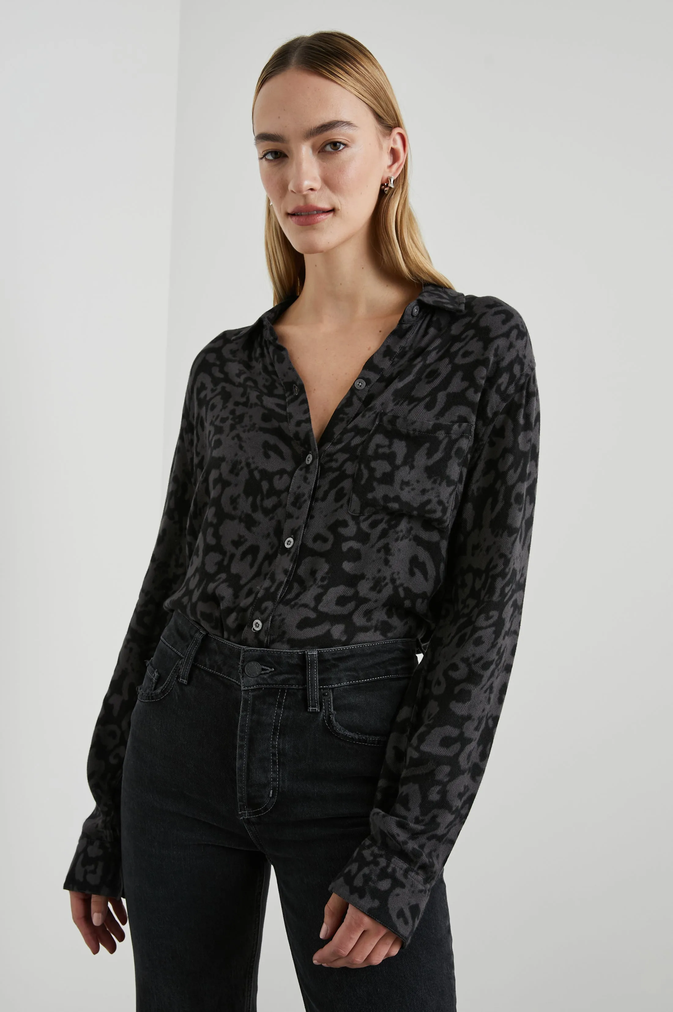 HUNTER SHIRT - DIFFUSED CHARCOAL 
CHEETAH Rails