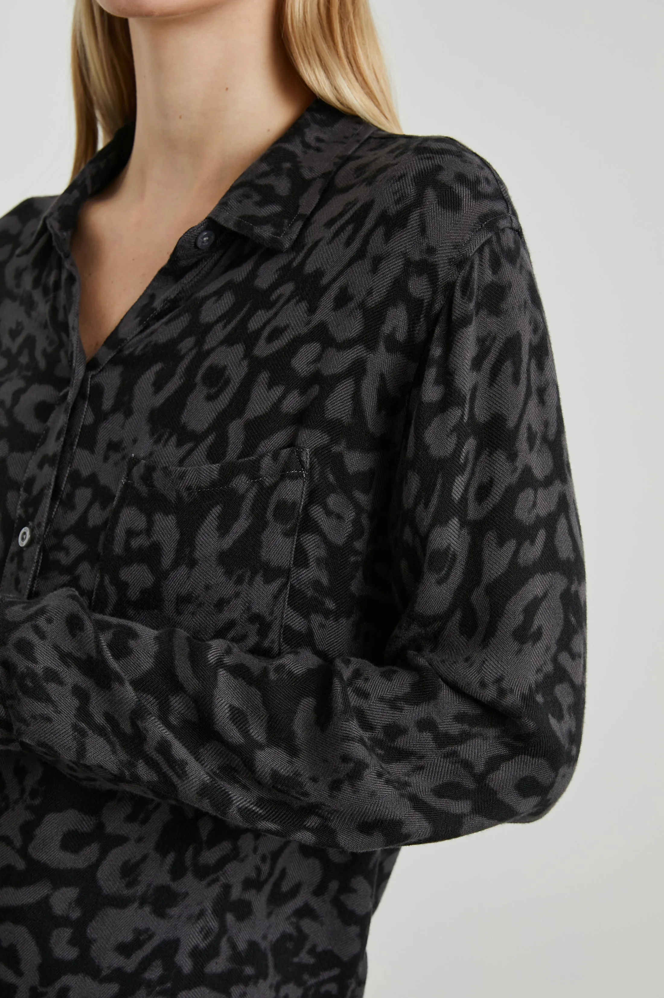 HUNTER SHIRT - DIFFUSED CHARCOAL 
CHEETAH Rails