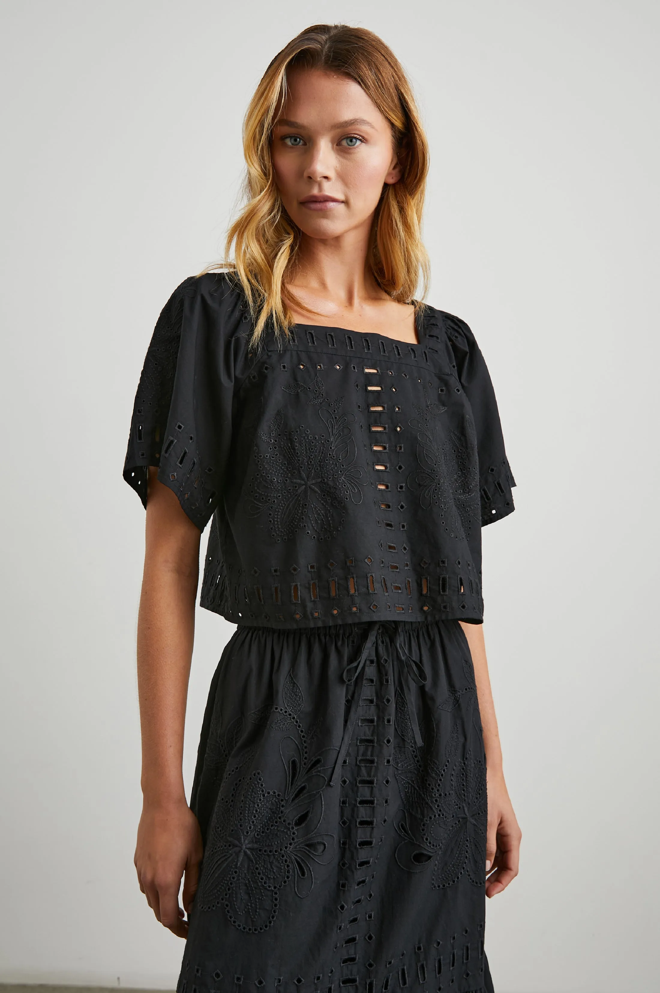 LAINE TOP - BLACK Rails