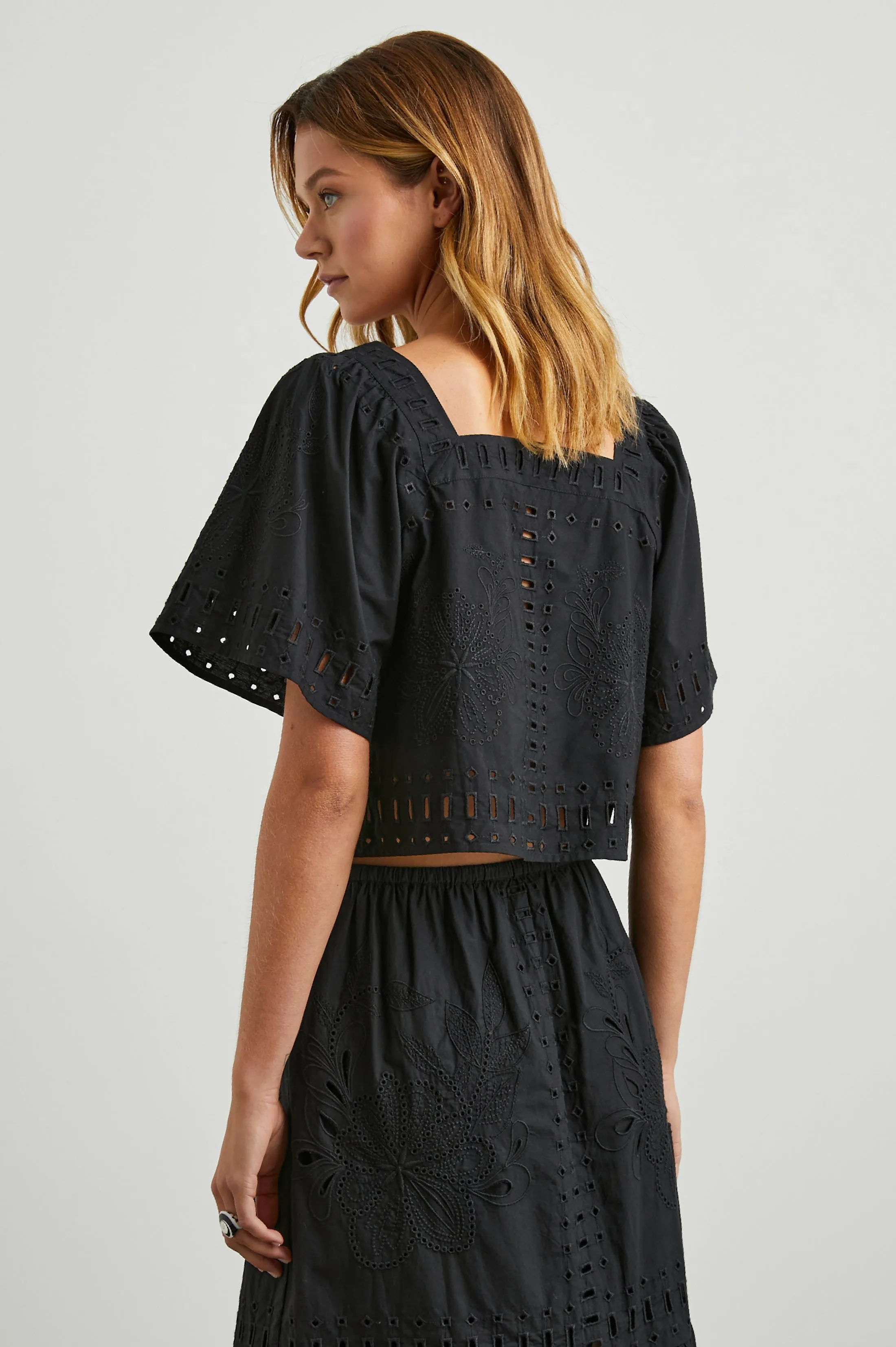 LAINE TOP - BLACK Rails