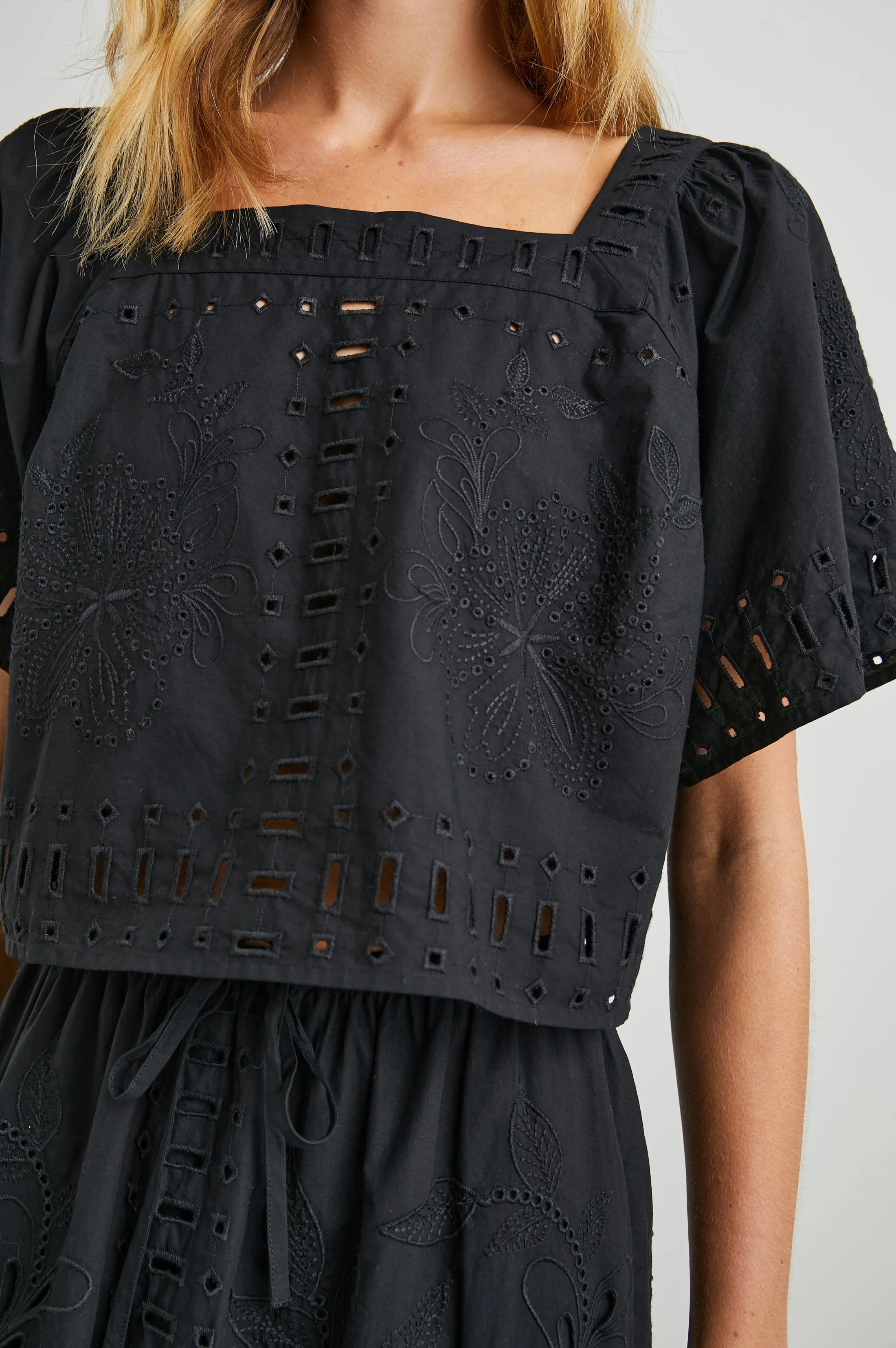 LAINE TOP - BLACK Rails