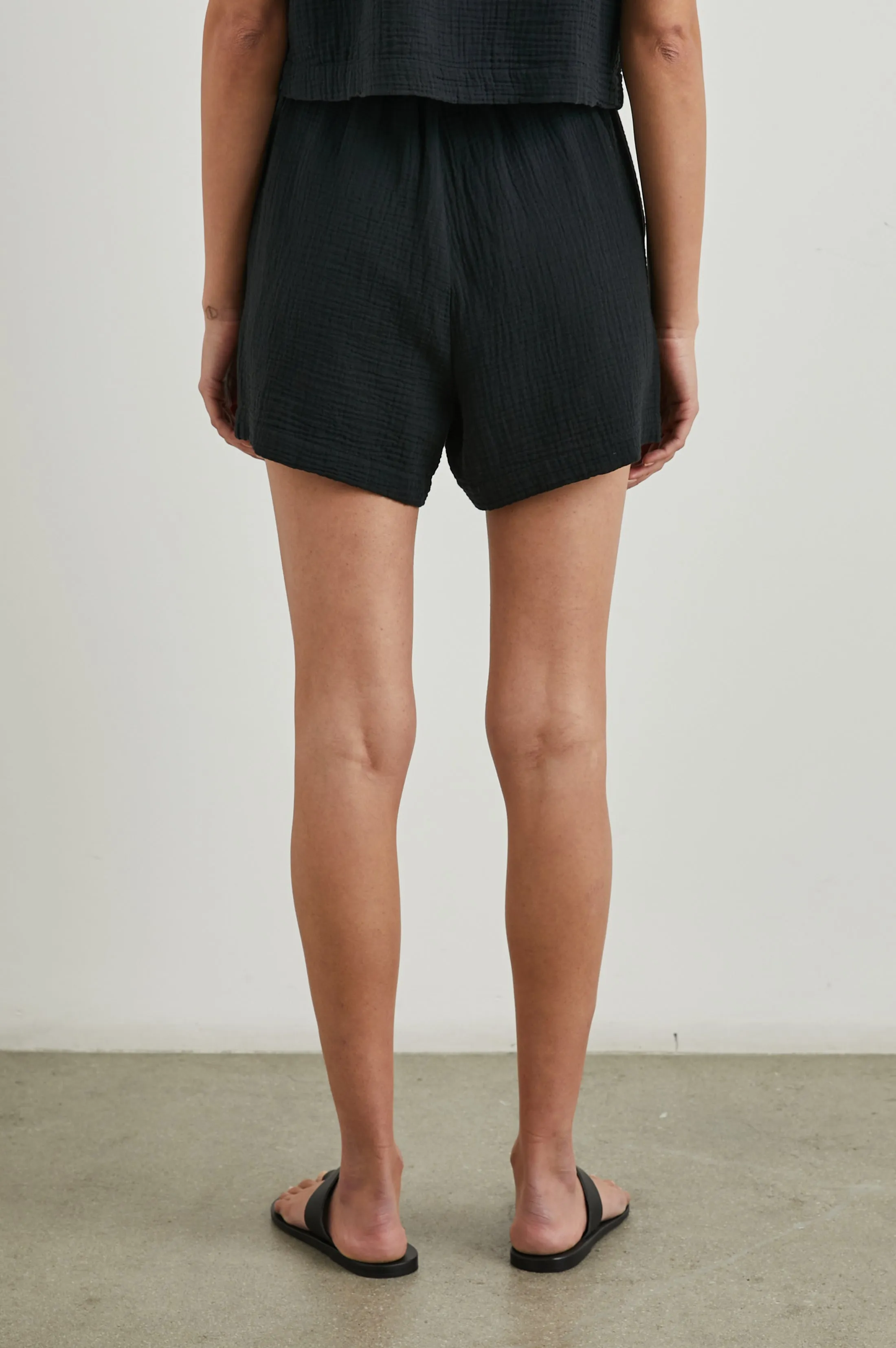 LEIGHTON SHORT - BLACK Rails