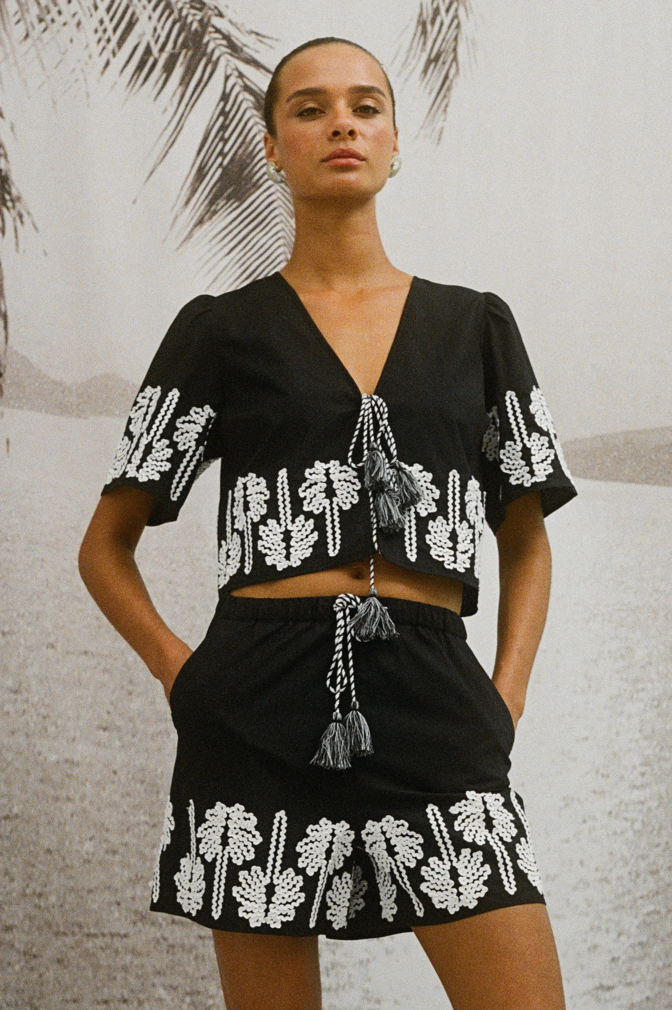 PARI TOP - BLACK IVORY PALM TREES Rails