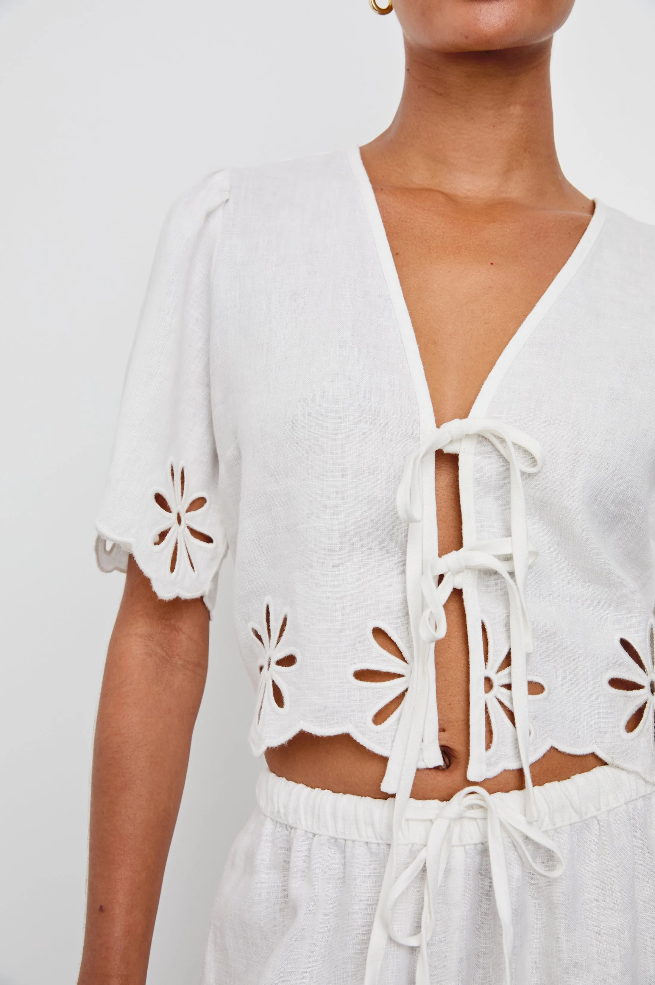 PARI TOP - WHITE EYELET Rails