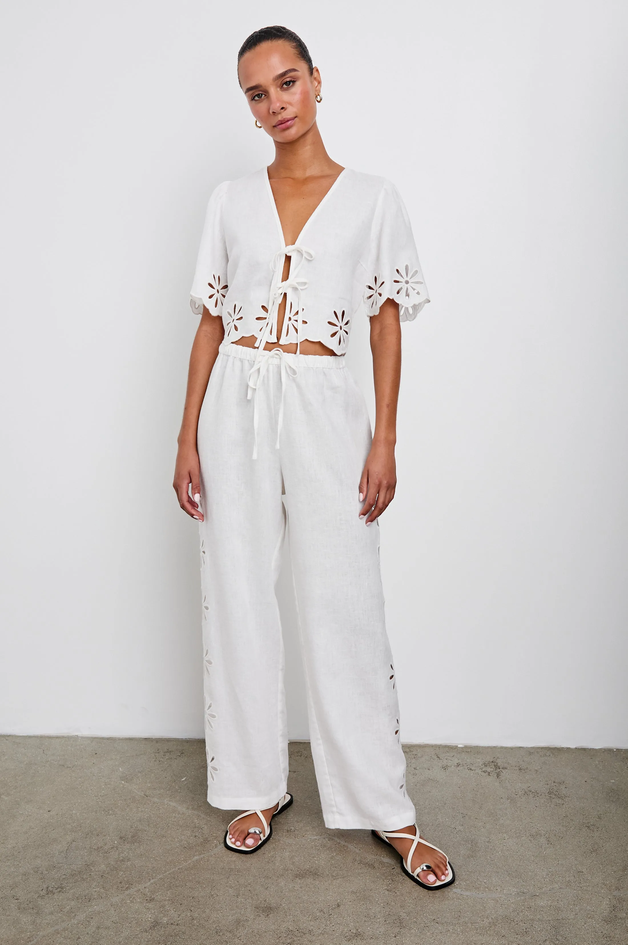PARI TOP - WHITE EYELET Rails