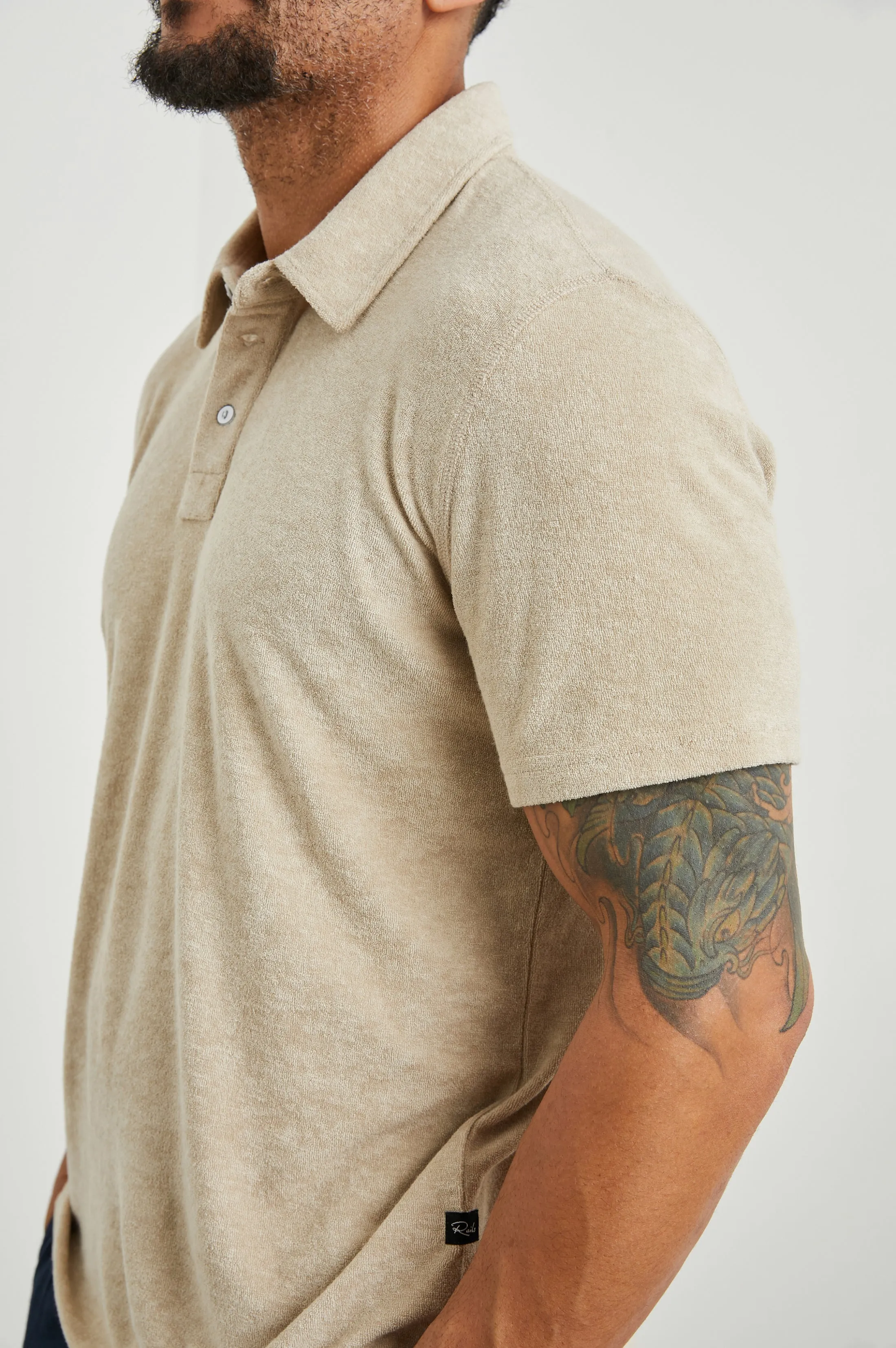 RHEN POLO SHIRT - CHICKPEA Rails
