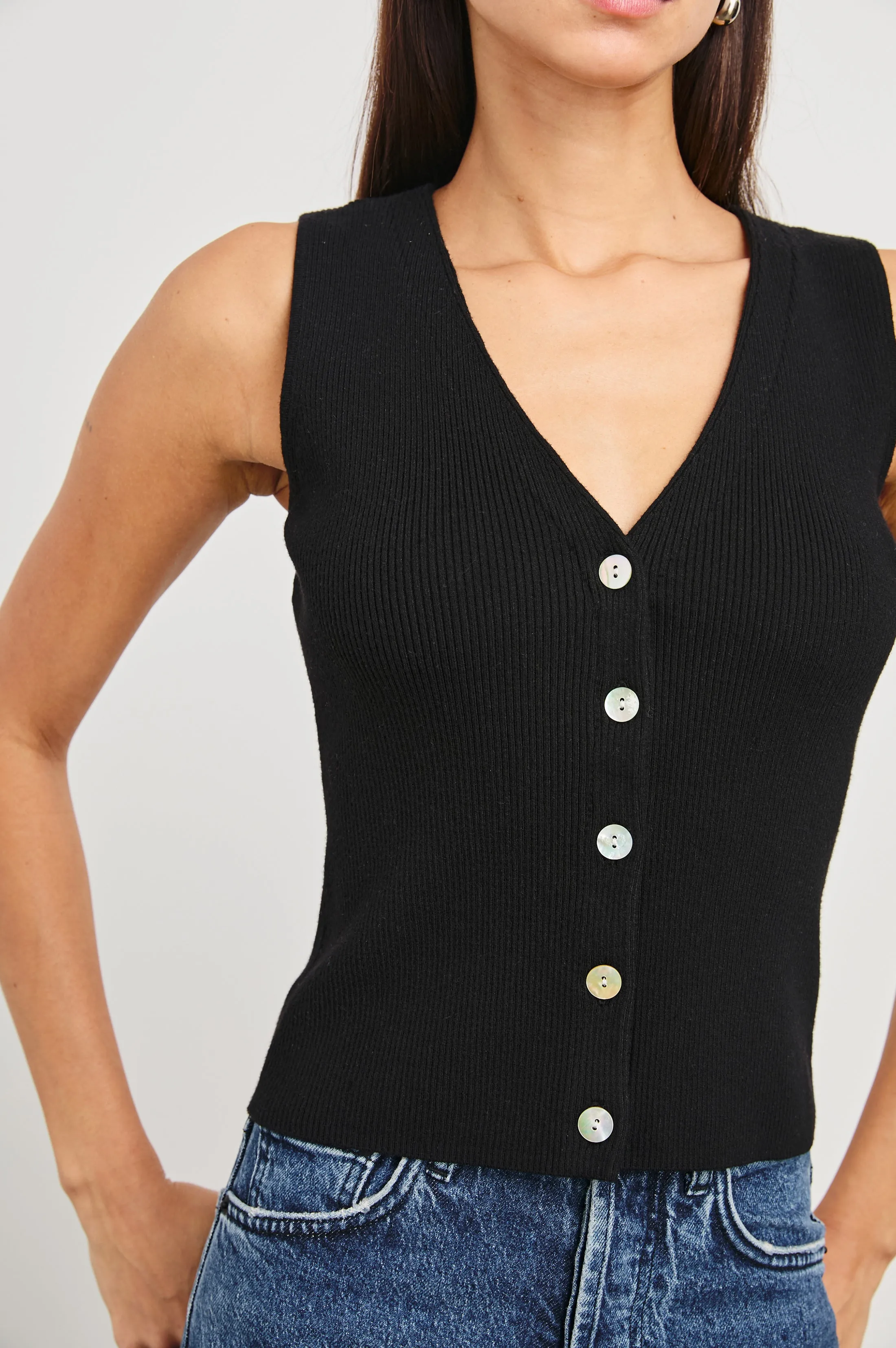 ROSA VEST - BLACK Rails