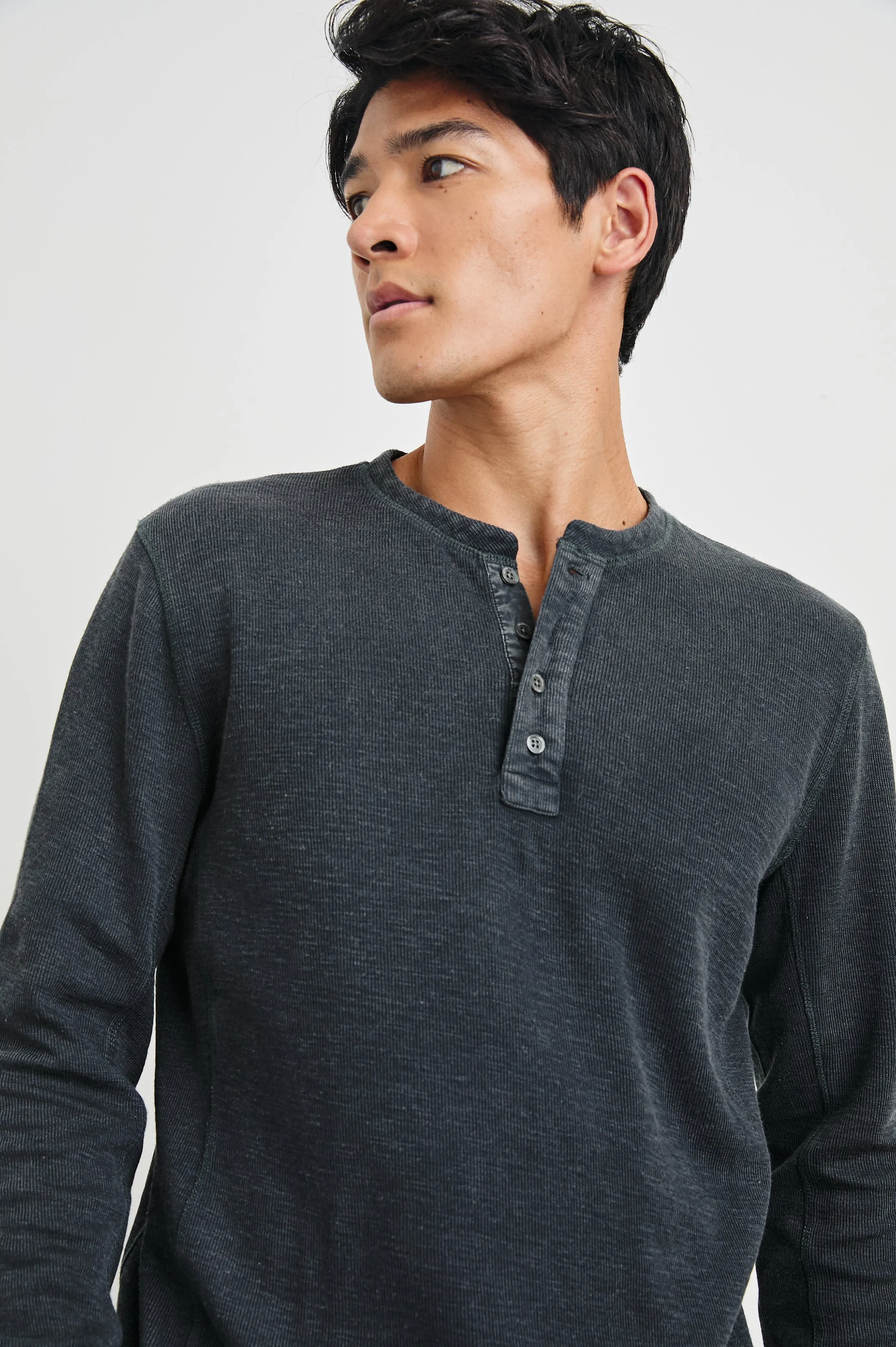 SOTO HENLEY - WASHED BLACK Rails